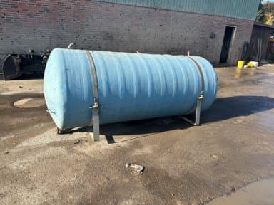 Glass fiber tank with legs