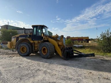 Wheel loader CAT 972H with bucket, forks, crane arm