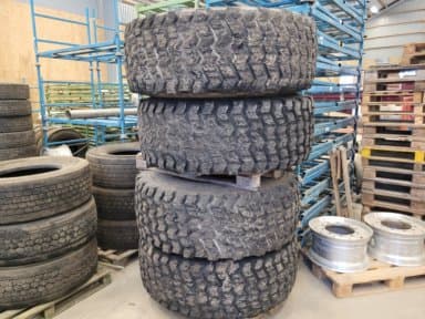 4 tyres on rim 20,5R25 Volvo
