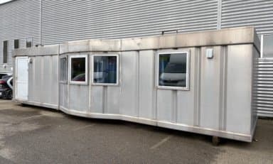 Large and spacious aluminum cabin with kitchen
