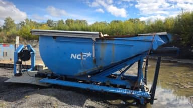 Hydraulic asphalt container with output