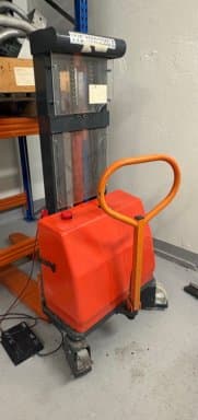 BT Electric Pallet Stacker (Defective Batteries)