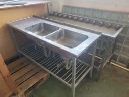 Sink with double basins and roller conveyor