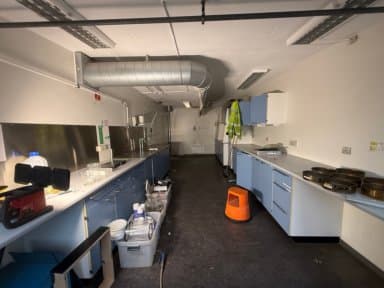 Inventar til laboratorium incl. to stinkskabe med sug