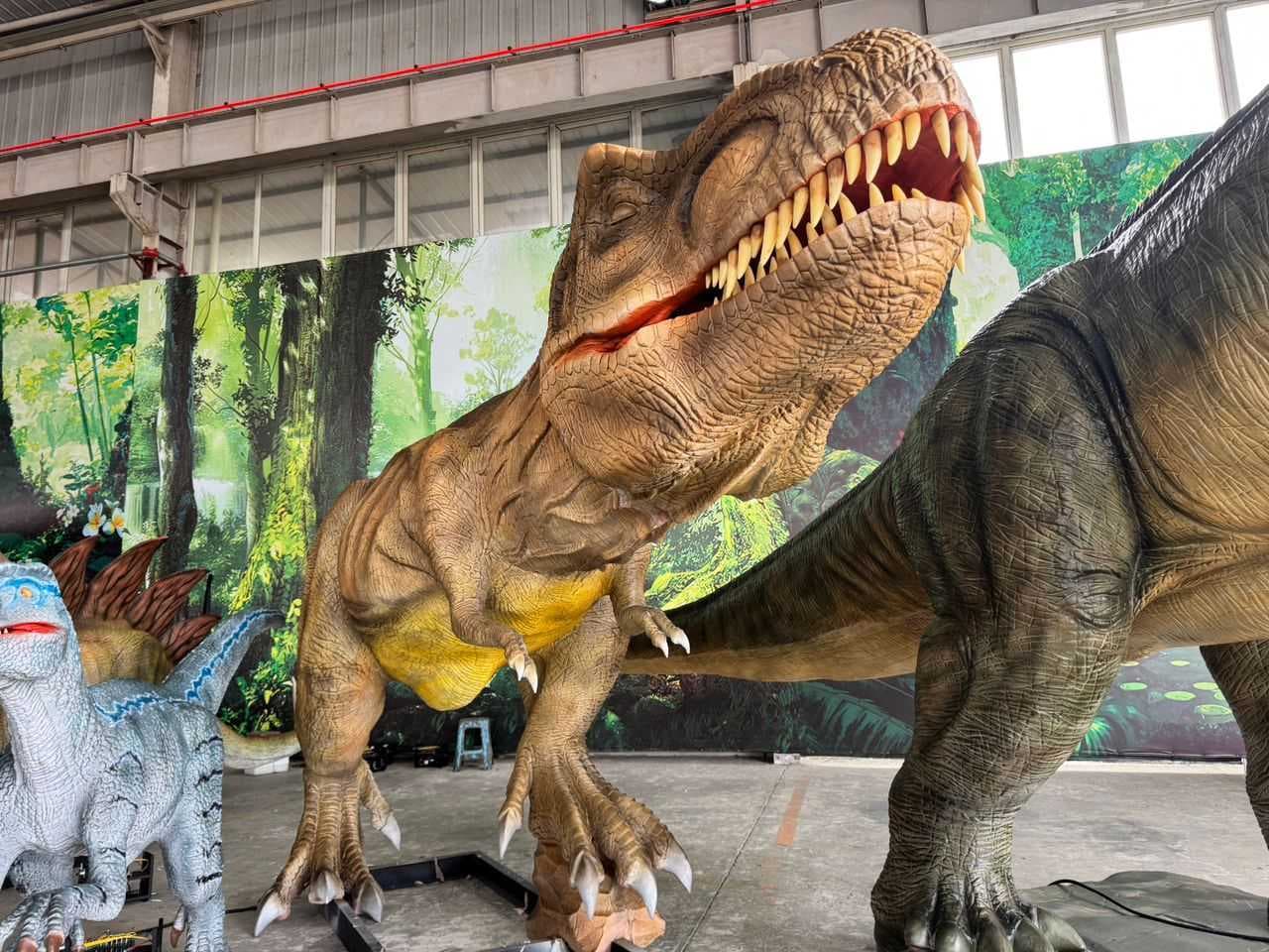 Dinosaurussen, wandpanelen en keukenapparatuur
