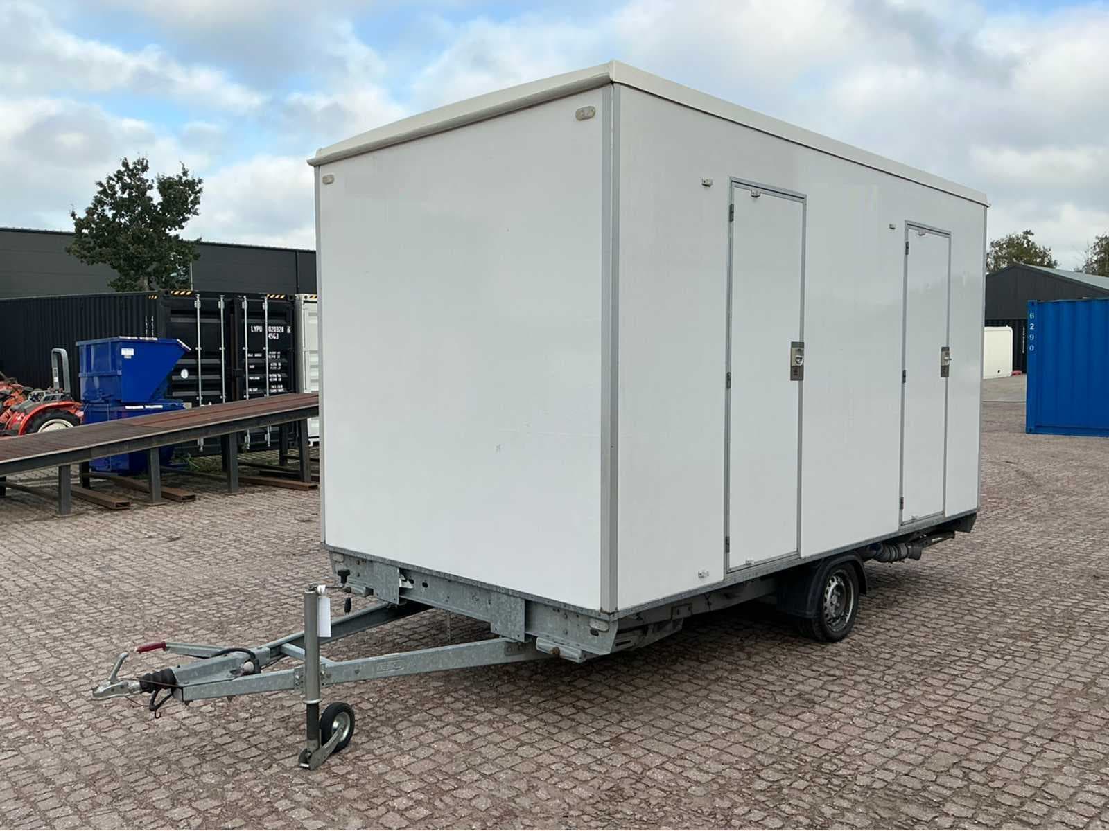 Toiletwagen, bedrijfswagen met laadlift, grondverzetmaterieel, aanbouwdelen en gereedschappen