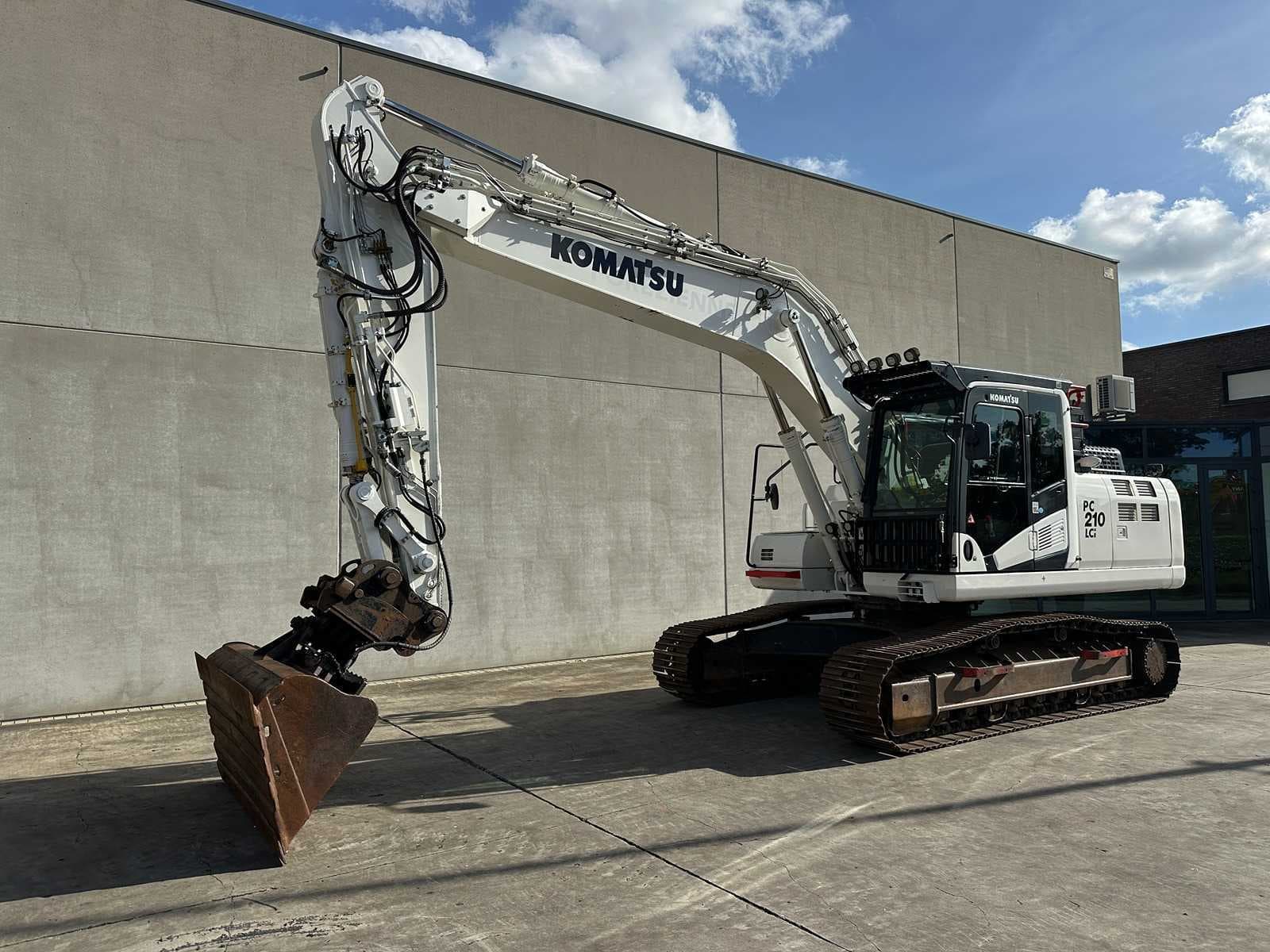 Excavators, forklifts and earthmoving equipment