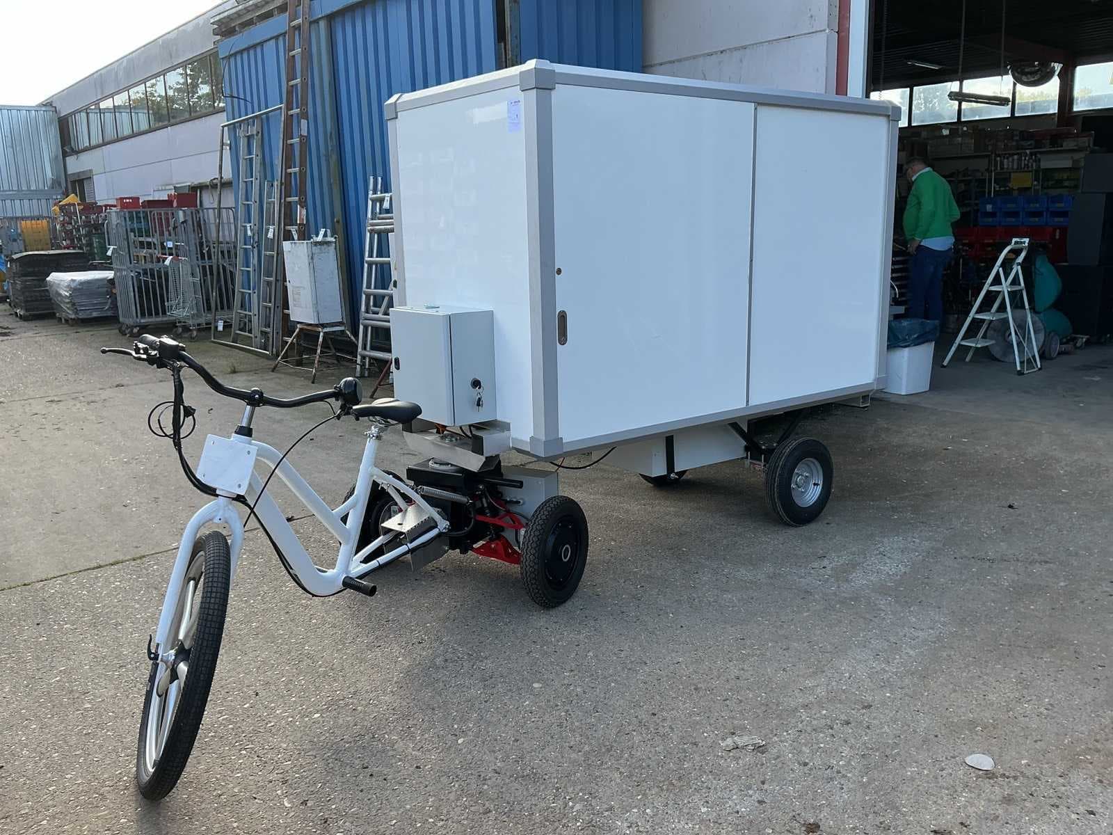 Transportfiets, lasmateriaal, chauffage- en sanitair materiaal, gereedschappen