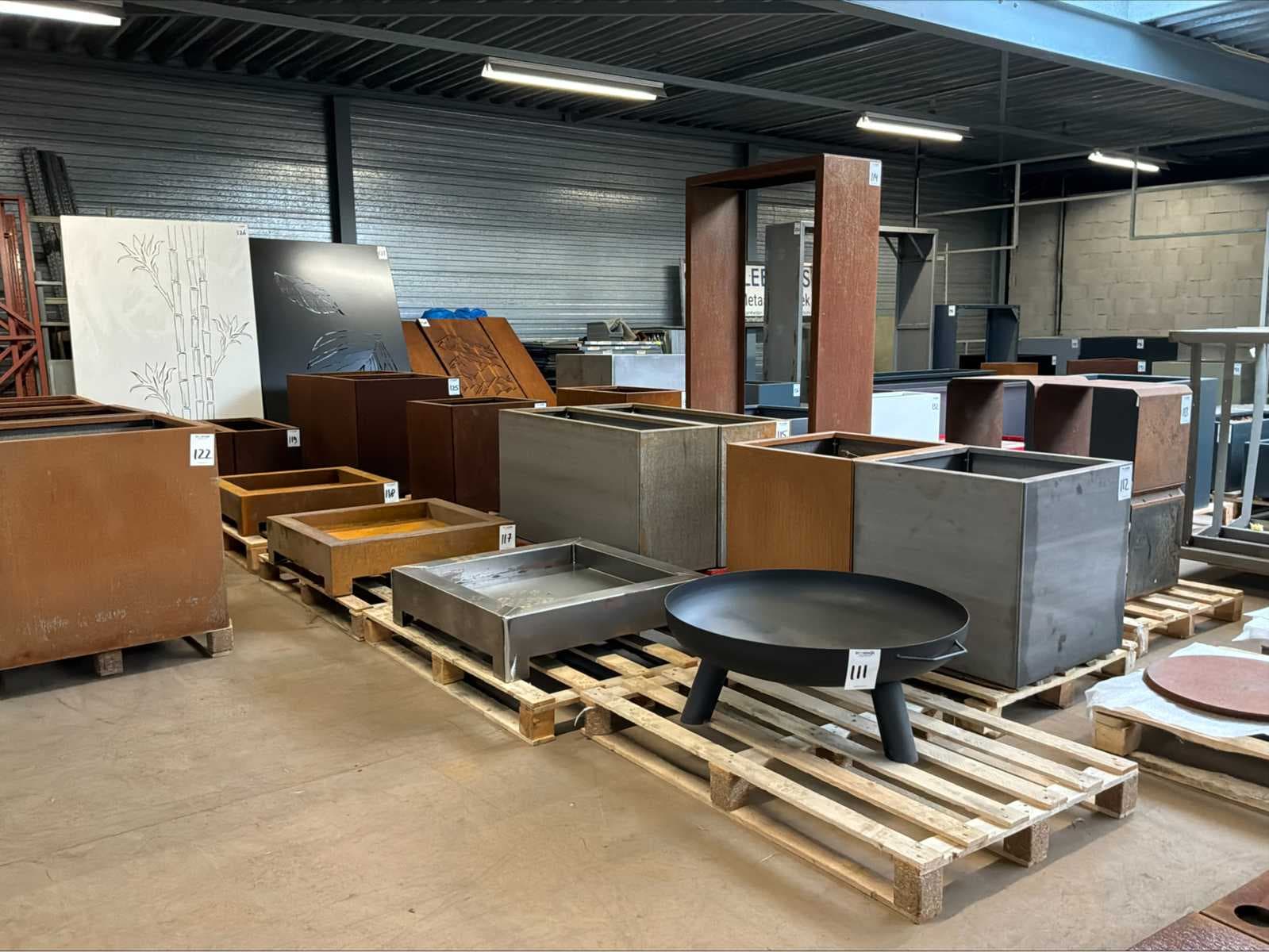 Big Mix Auction – over 400 lots with a variety of goods and lots
