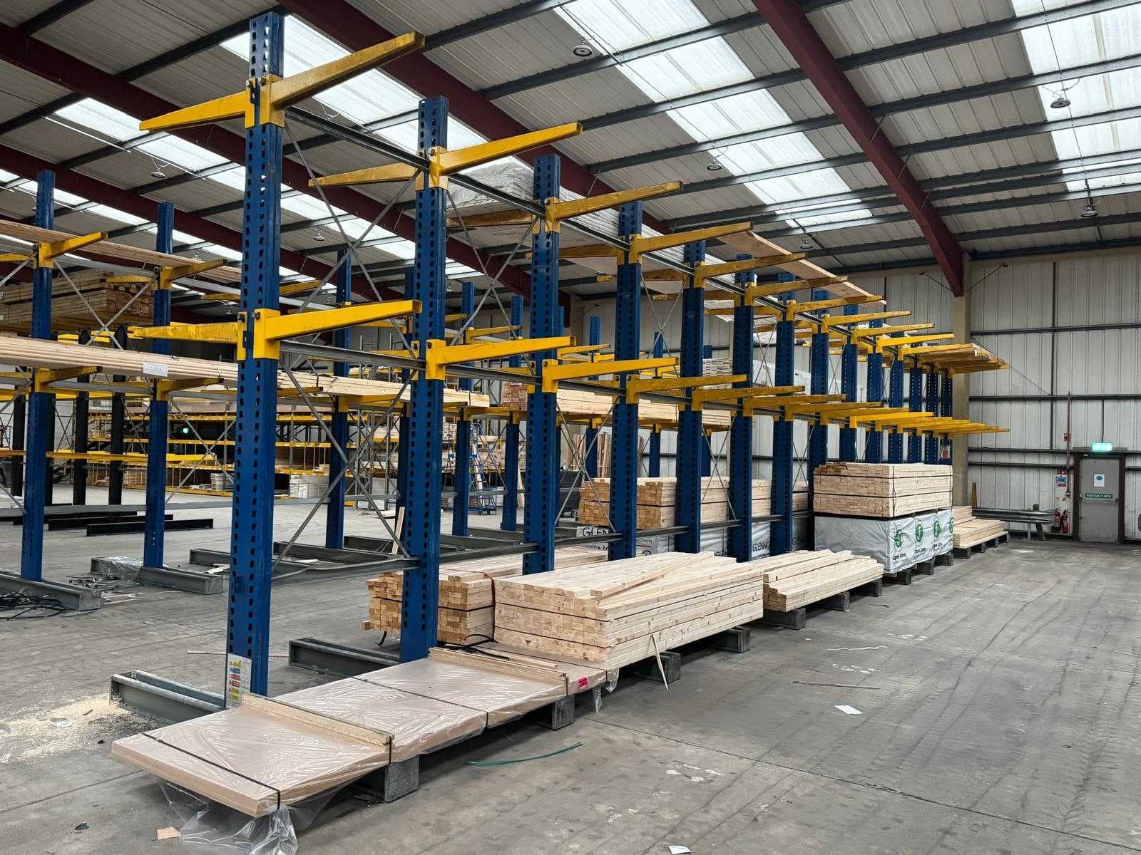 Draagarmstelling, Palletstelling magazijnbakken en magazijn toebehoren