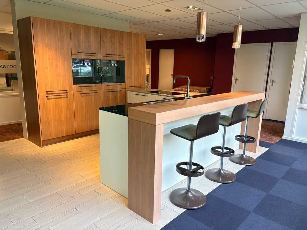 (Showroom) kitchens, appliances & living