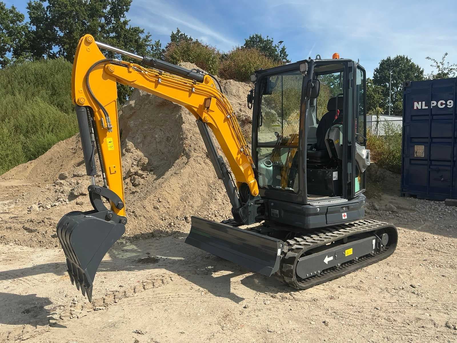 Heavy agricultural, construction, earthmoving and transport equipment