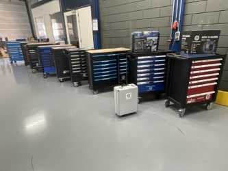 Overstock heftrucks, inverters, aggregaten, compressoren en gereedschappen