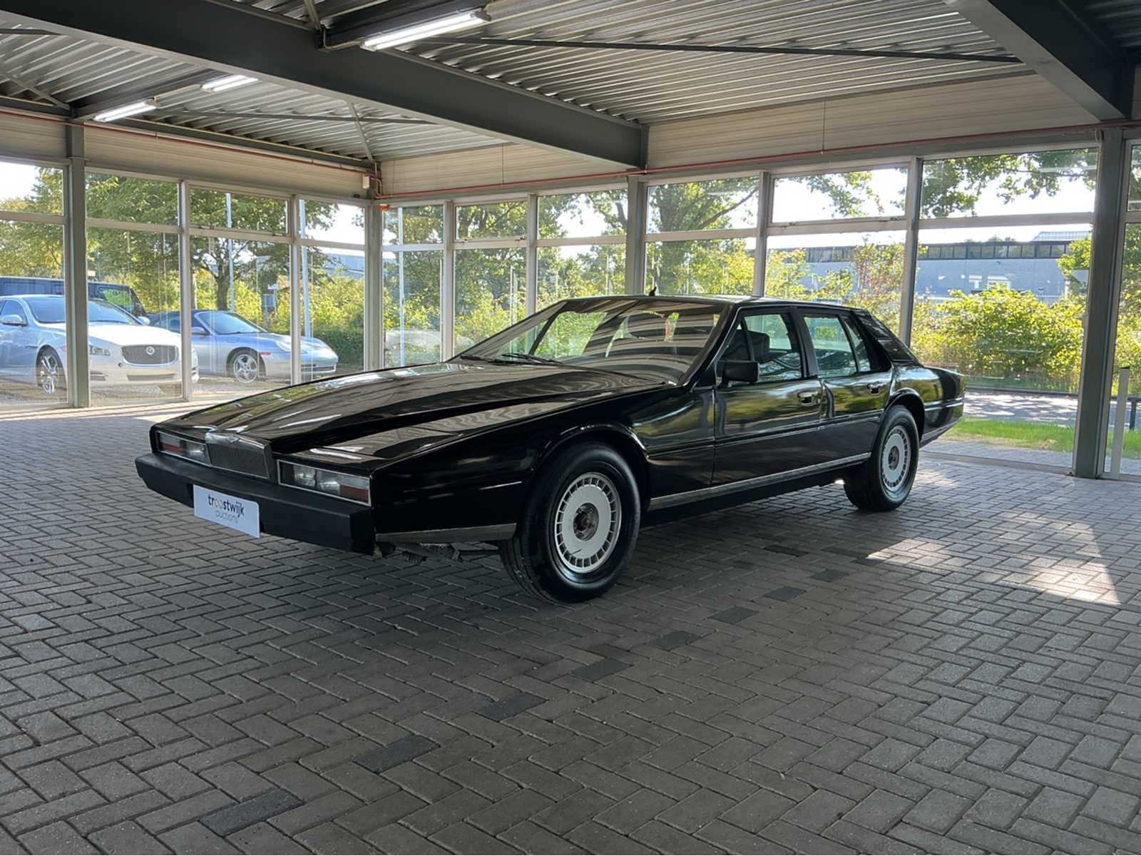 Exclusive sports cars, luxury cars and classics from Aston Martin, Rolls-Royce, Porsche, Mercedes-Benz and more