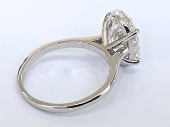 Beautiful engagement ring in 14 carat white gold with a large diamond of 5.00 ct.