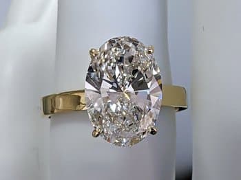 Unique diamond ring in 14 carat yellow gold with large diamond of 5.00 ct. (lab grown ) Rate kr. 71.250.