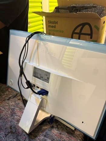 7 Samsung screens, 1 HP screen and various office furniture