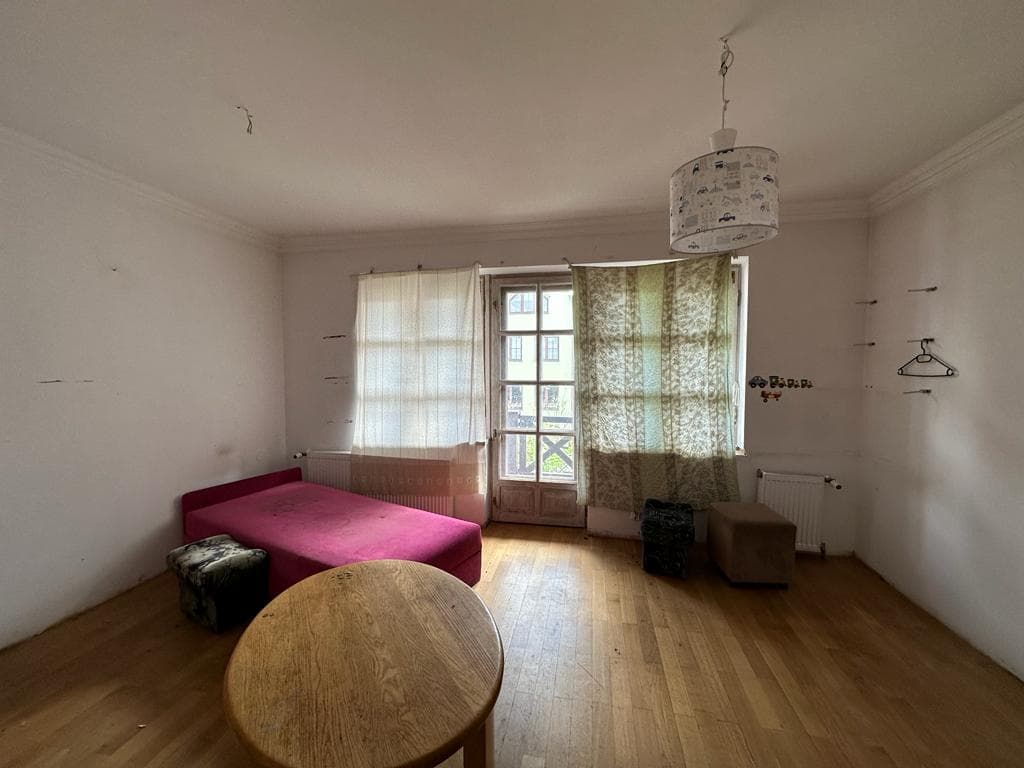 The syndicate sells the perpetual use of real estate built in a residential and service building together with participation in an internal road