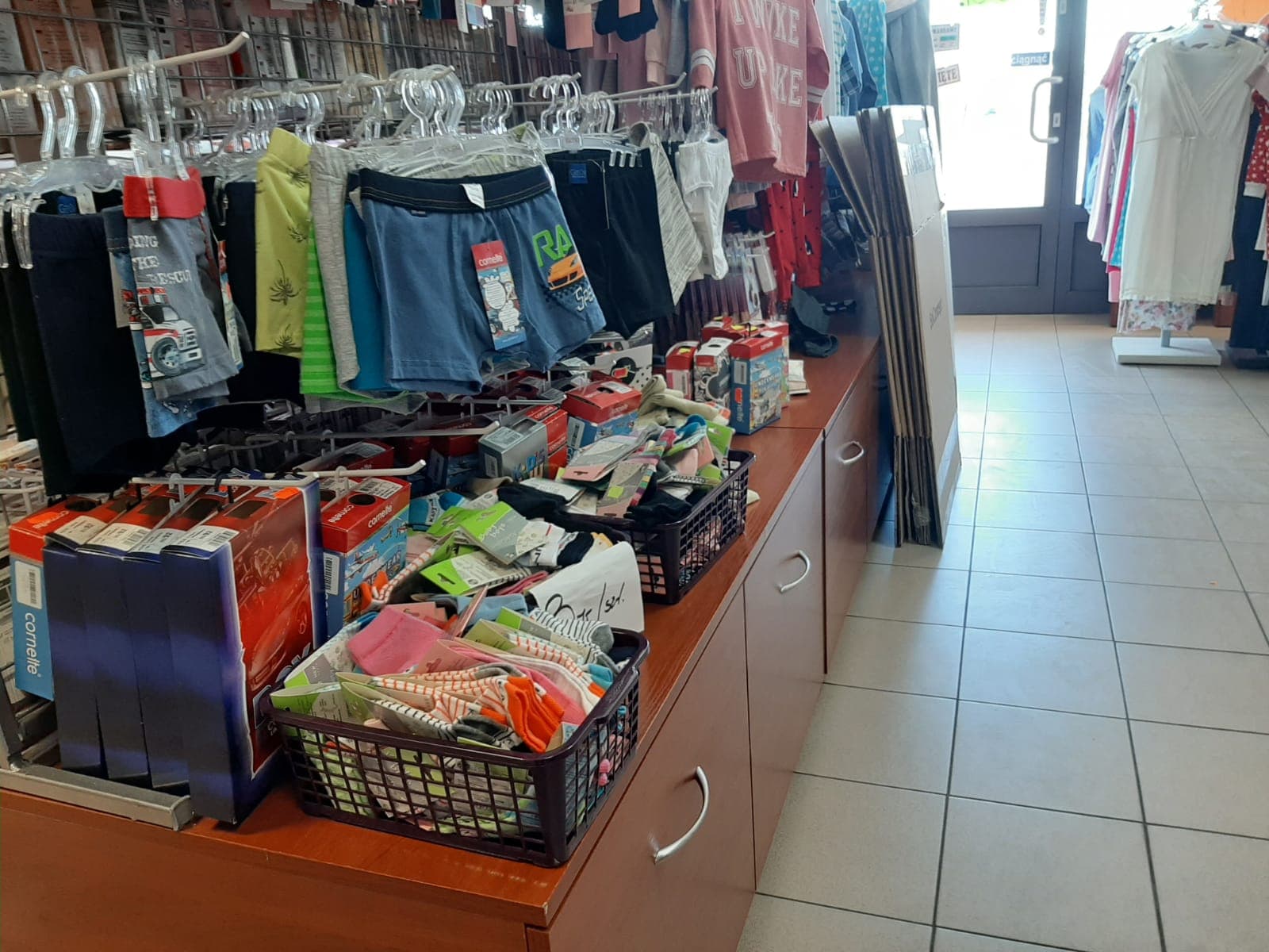 The syndicate will sell equipment and assortment of linen and stockings.
