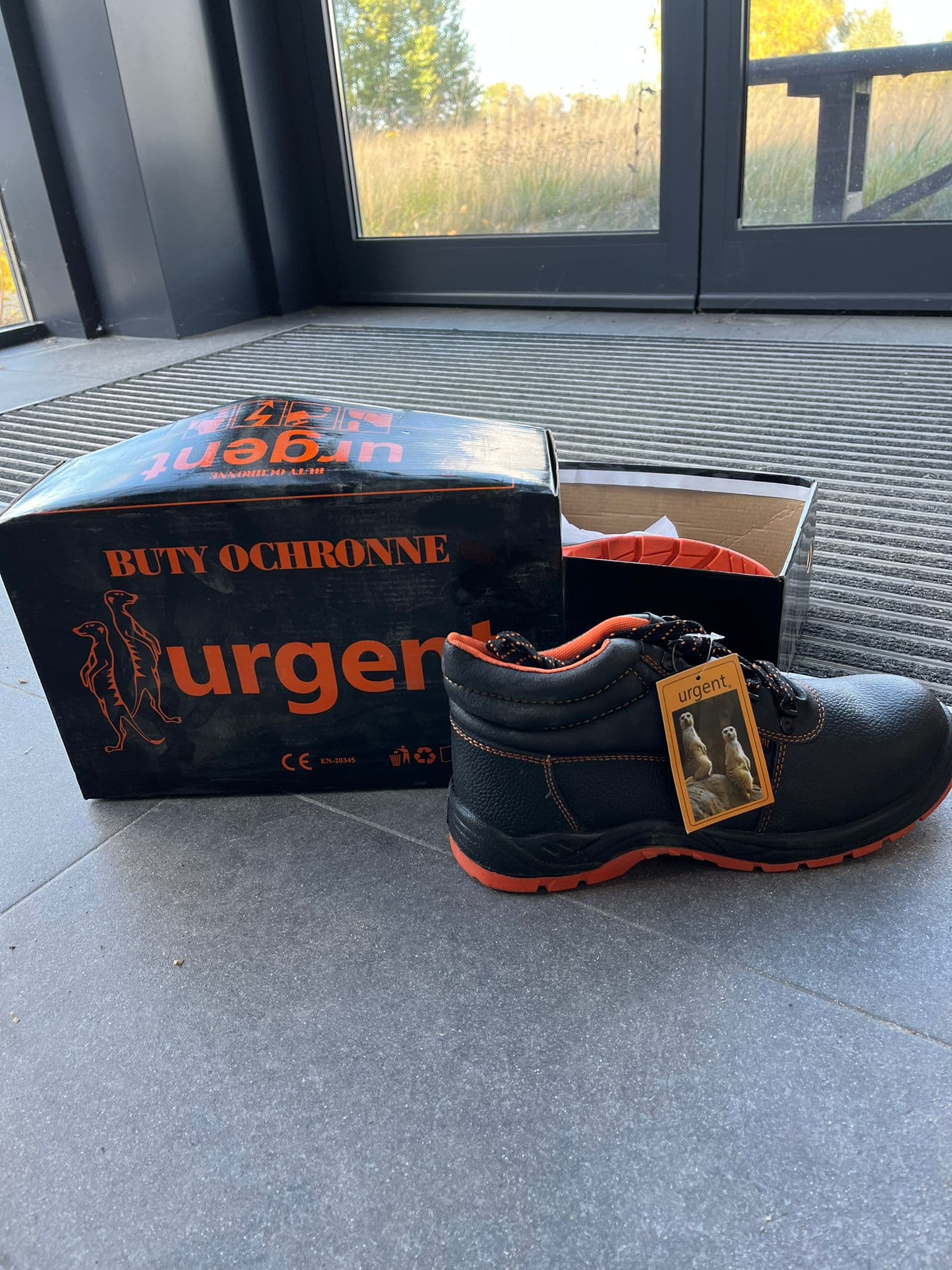 The syndicate will sell protective footwear (42 pairs)
