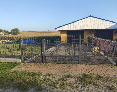 SYNDICATE will sell the plot with a built garage