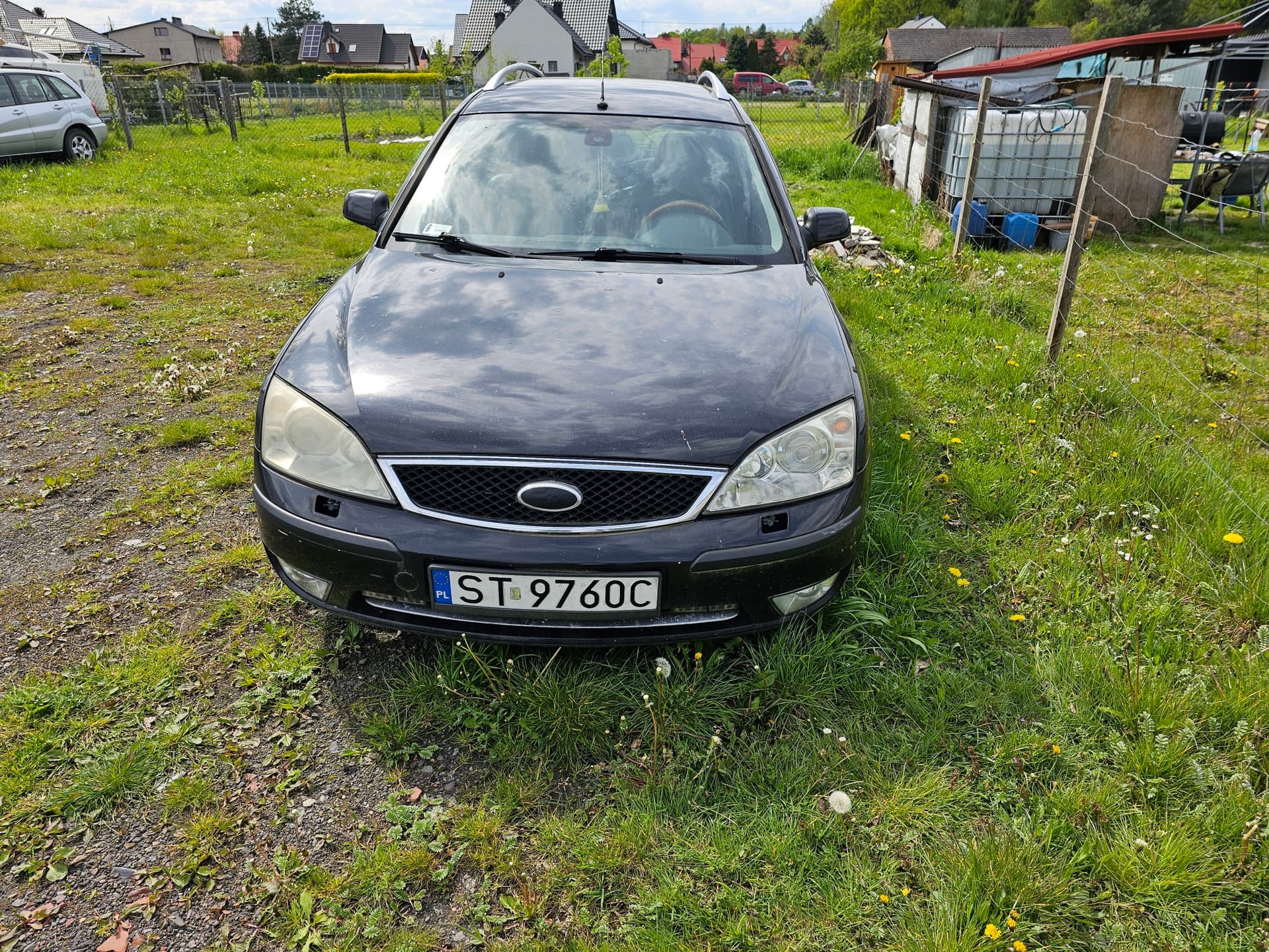 The syndicate will sell a Ford Mondeo passenger car (2004)