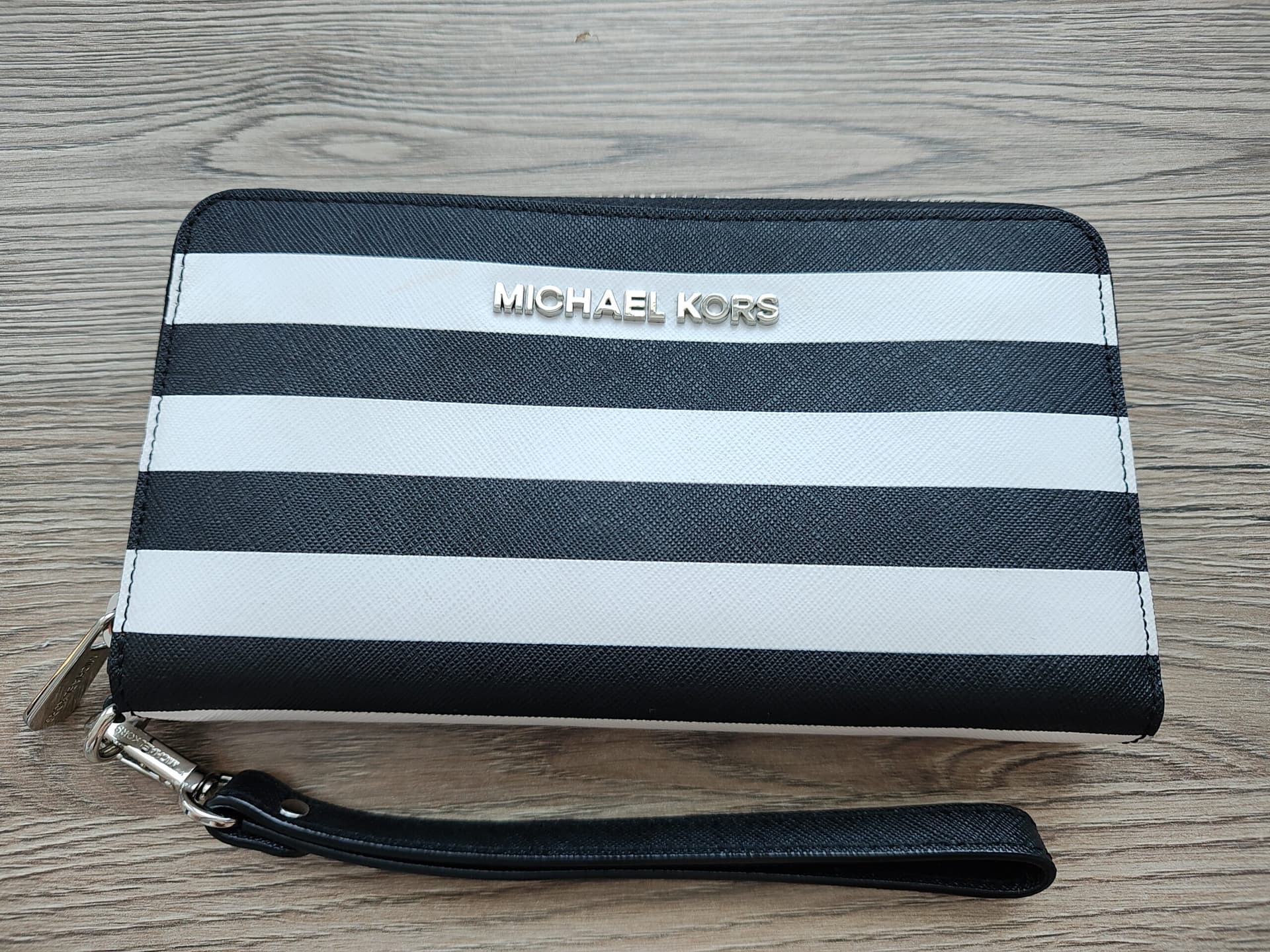 The syndicate will sell a large striped wallet