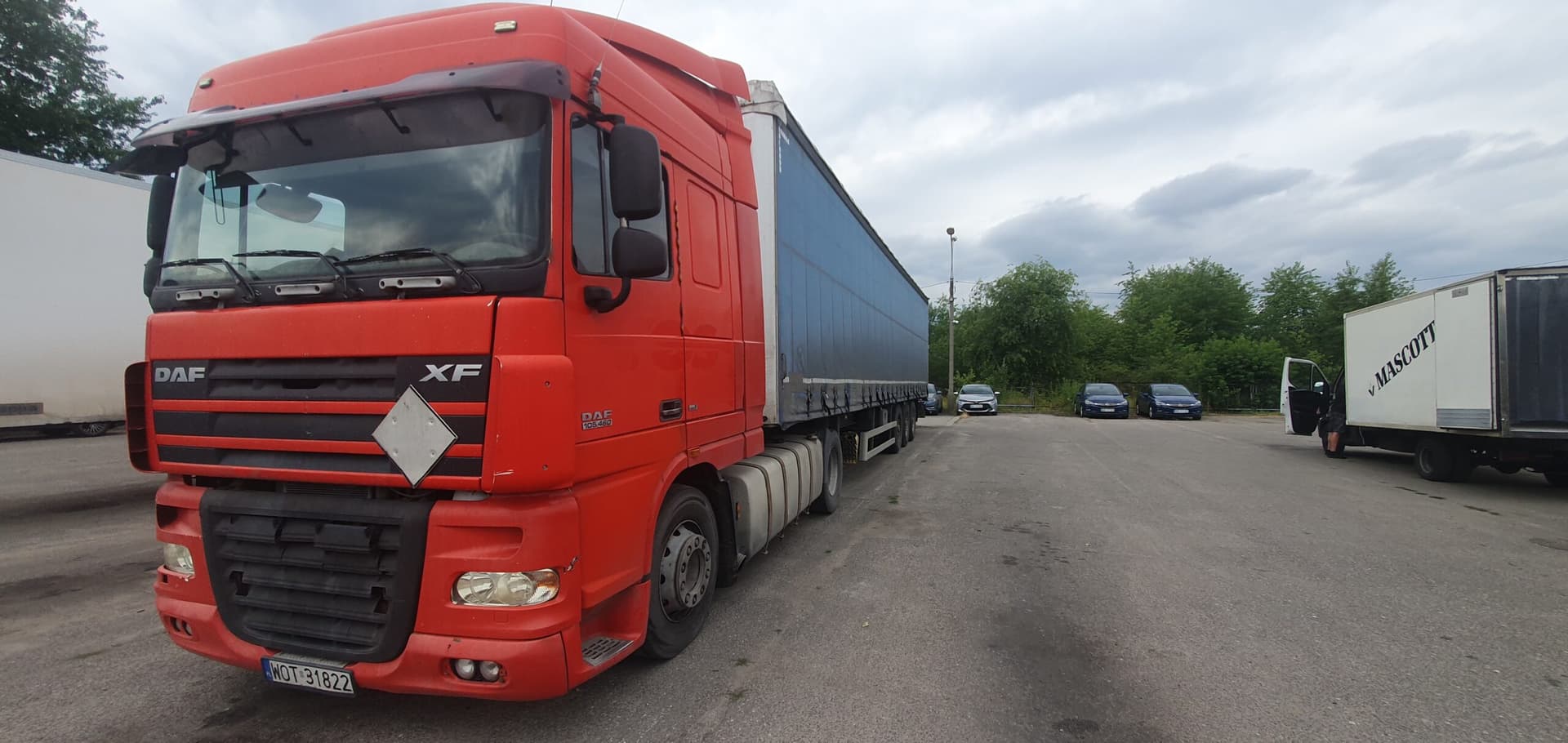 The syndicate will sell the truck tractor, the fifth wheel DAF, FT XF 105.410