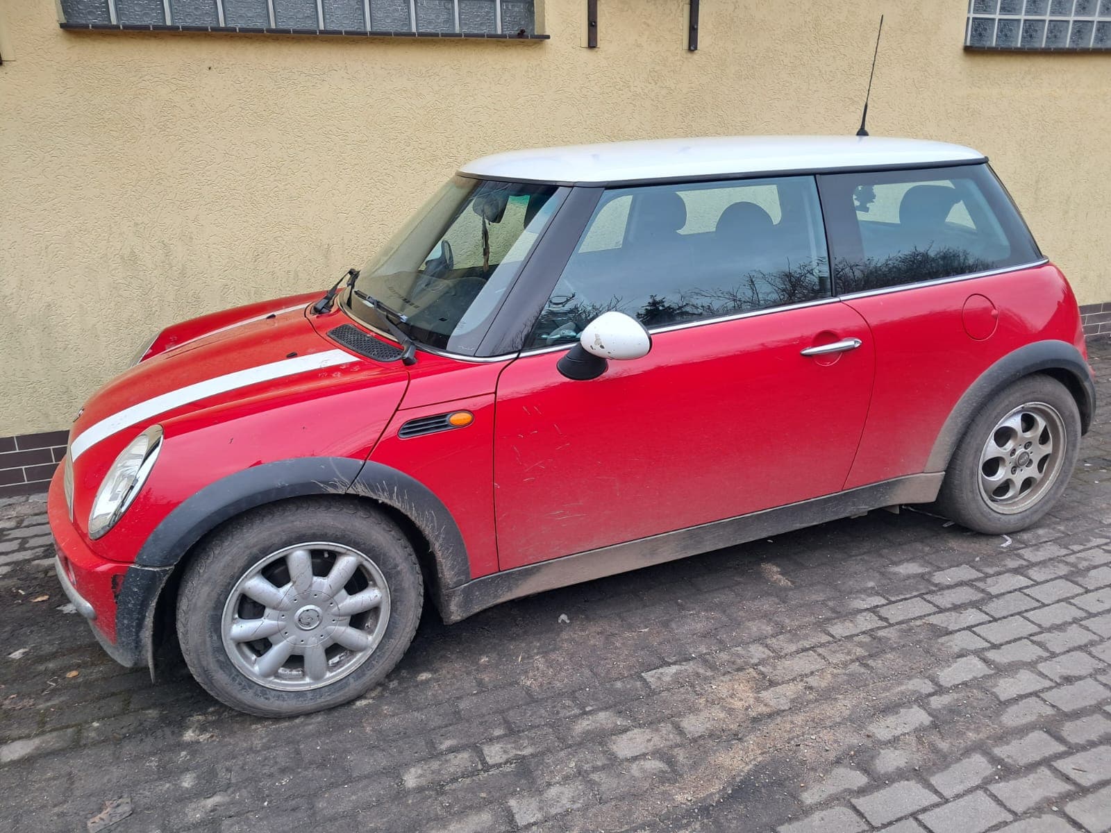 Syndicate sells Mini Cooper car, year prod. 2006