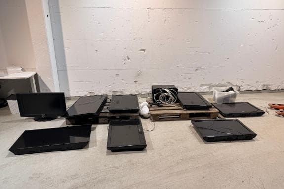 Parti med TV-er, TV-distribusjonsutstyr, multiswitch, kabler og veggfester