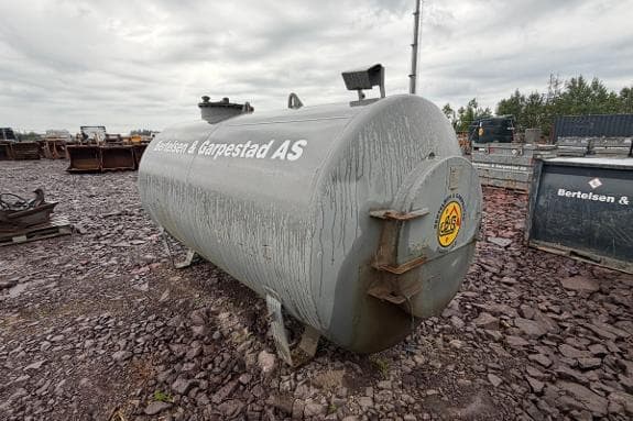 2000 - Dieseltank 6000L m/Pumpestasjon 2235L INNHOLD!