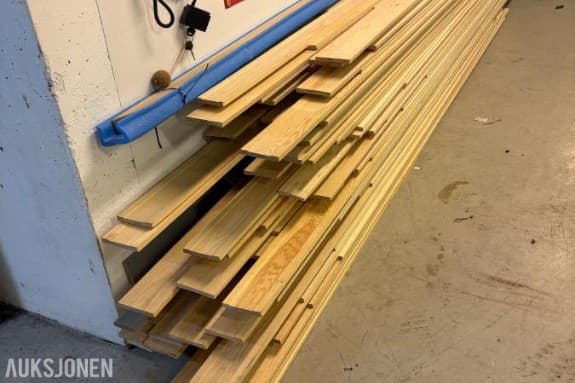 2023 Gulvlister fra stiltre 250m  - umalte gulvlister i furu  15x120
