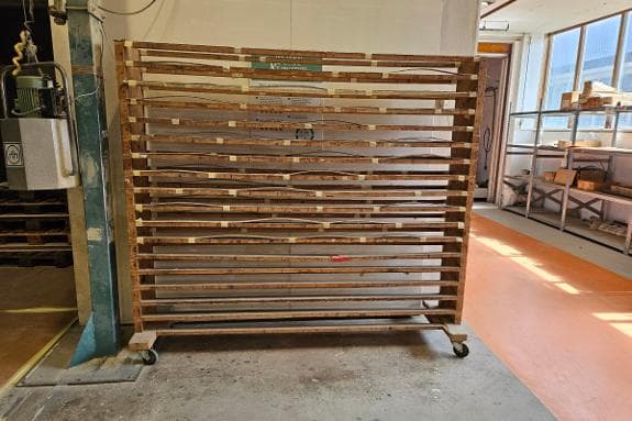 Mobilt tørke- og oppbevaringsstativ med flere hyller