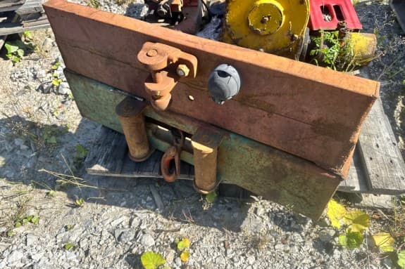 Hydrauliske vinsjer og trekkbjelke - 2 stk vinsjer med ståltau - hydraulikkmotor merket FOSS - trekkbjelke med boltet slepekrok - 7-pols stikkontakt - to løftetapper og løftekrok