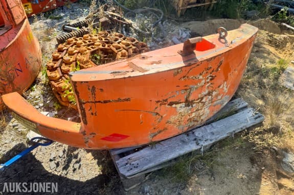 Motvekt/lodd til gravemaskin ZX130 - oransje lakkert - to integrerte løfteører - boltefeste med gjennomgående hul
