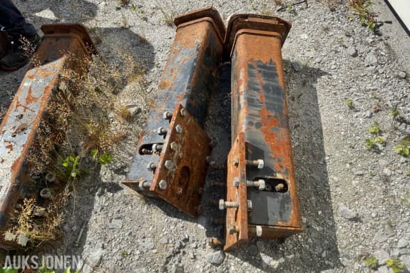 2 stk kraftige støttebein - boltet endeflens - lengde ca. 90 cm - boks-profil i stål - komponenter til anleggsmaskin