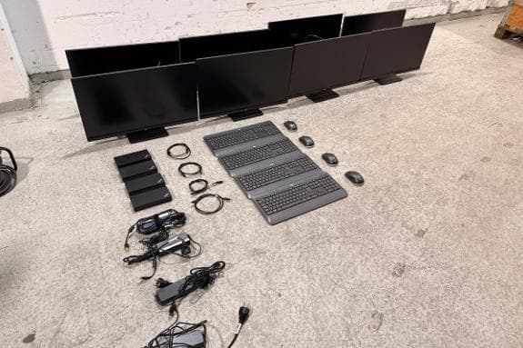 8 stk. HP skjermer med 4 stk. Lenovo ThinkPad USB-C dockingstasjoner