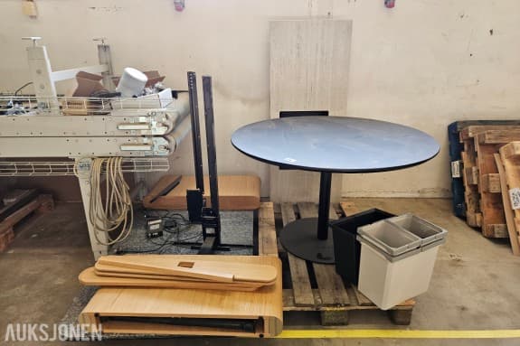 Rundt bord ca 120 cm - Linak DL19 løftesøyle med styreboks - Paneler i eikefiner - Kildesorteringsbeholdere