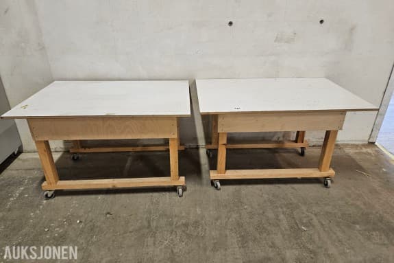 To arbeidsbord på hjul - Treramme - Hvit bordplate ca 120 x 80 cm - Ca 80 cm høye 