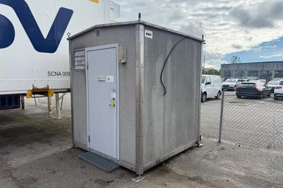 Shelter lite bygg med solid fasade og lys og varme innvendig. 