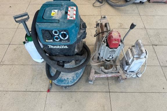 Makita VC3211M industristøvsuger med kjerneborstativ og trykksprøyte