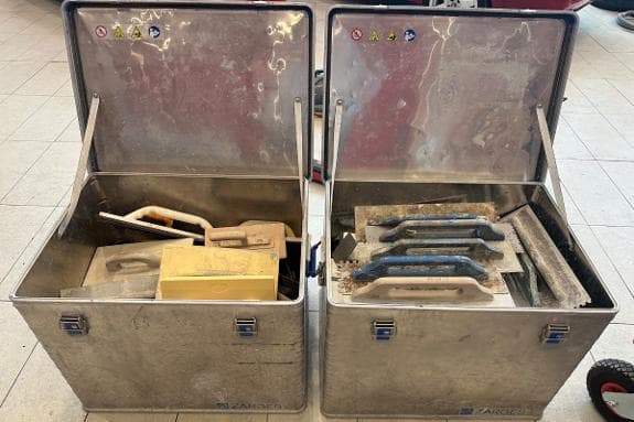 2 Zarges aluminiumskasser med murerverktøy