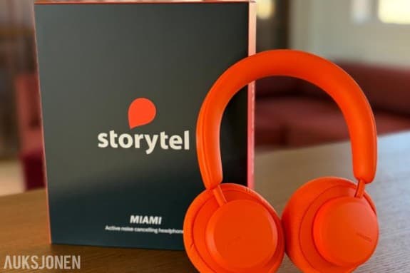 Rosa sløyfe: Årsabonnement på Storytel med hodetelefoner