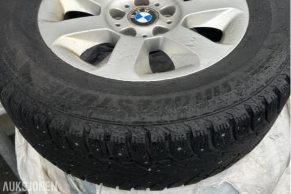 Felger og vinterdekk med pigg BMW E60 - 215/65 R16