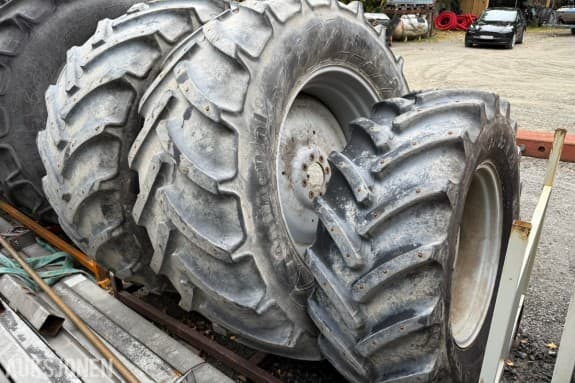 4 stk Continental piggdekk på felg – 480/65 R28 og 600/65 R38 – 4 stk – MF 6470