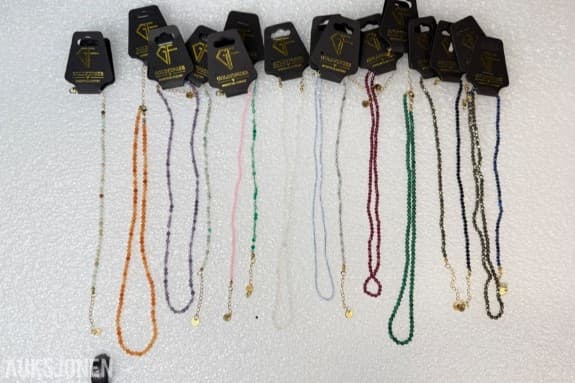 Ca 500 stk halskjeder med perler i ulike farger og utførelser