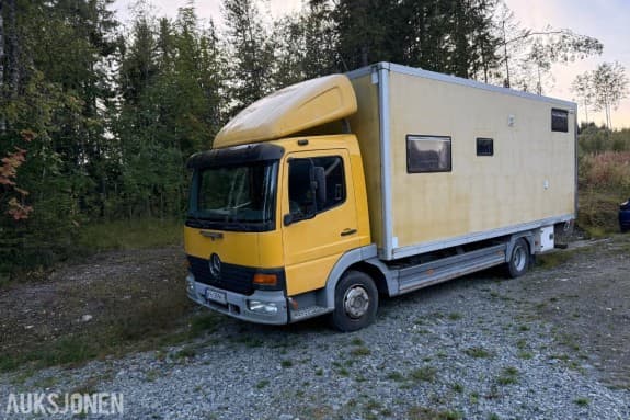 2004 Mercedes-Benz 818/42AT Bobil, innredet skapbil 