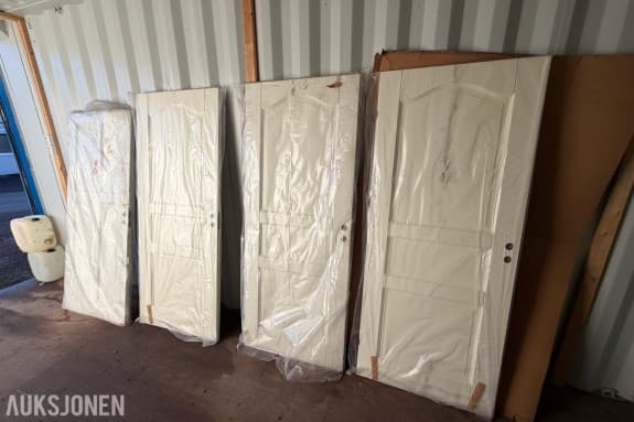 4 stk innerdører med fyllingsprofil - hvitmalt overflate - 4 cm dørblad - hengsler og innfelt låskasse montert - borede hull for vrider og sylinder ⁠