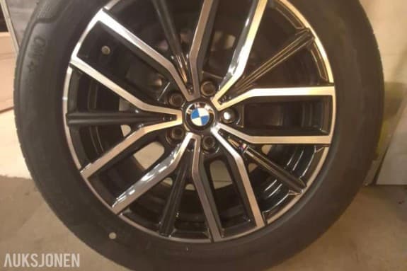 2025 dekk med felger  BMW-felg 838 M (dobbelteiket 838 M) – tofarget midnattsgrå, frest foran.