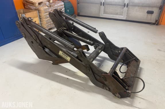 Frontlaster til Lundberg 345T lastemaskin - lastearmer med fire hydraulikksylindre - redskapsramme med Hydraulisk sms redskapsfeste